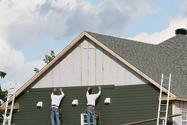 Professional Siding Installation technician working in Clifton, IL